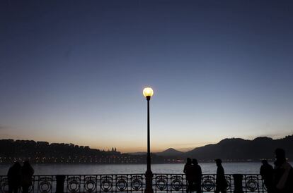 Atardecer en la playa de La Concha de San Sebasti&aacute;n en Gipuzkoa.