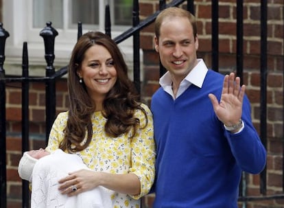 Kate e William apresentam a filha.