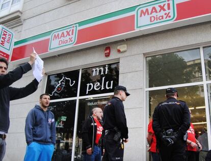 Manifestantes y polic&iacute;a a las puertas del supermercado el d&iacute;a en que se produjo la acci&oacute;n reivindicativa.