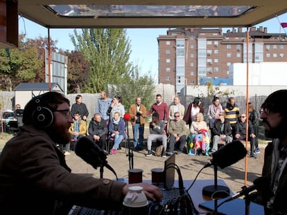 Manuel Burque y Quique Peinado en el estudio móvil de 'Radio Gaga' durante un programa.