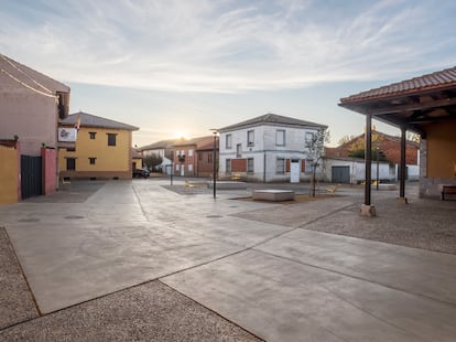 El resultado es una plaza abierta que conecta la iglesia con el ayuntamiento y la fuente del pueblo.