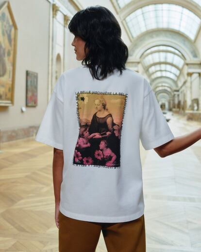 El Louvre lanzó este jueves su primera tienda en línea dedicada a las colaboraciones que el museo mantiene con distintas marcas y de las que salen productos inspirados en sus obras, como los diseñados para esta ocasión en exclusiva por Uniqlo. La apertura de esa web comercial llegó acompañada de dos nuevas alianzas: una con la citada empresa textil japonesa, que llegará también a las tiendas físicas de la marca a partir del 4 de febrero, y otra con la compañía de decoración Maison Sarah Lavoine. Hasta ahora, los recuerdos del Louvre se podían adquirir en línea a través de la página del RMN-Grand Palais, operador cultural bajo la tutela del Ministerio de Cultura.