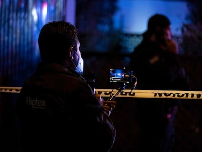 Un reportero graba la escena de un crimen en Tijuana, este domingo.