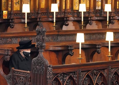 A rainha Elizabeth II, na Capela de São Jorge, durante o funeral do Duque de Edimburgo, neste sábado.