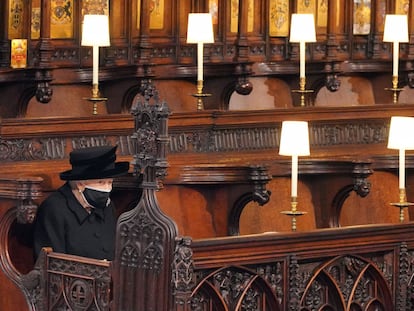 La reina Isabel II, en la capilla de San Jorge durante el funeral del duque de Edimburgo, este sábado.