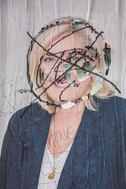 Un cartel electoral roto y pintado de la líder de Reagrupamiento Nacional, Marine Le Pen, el pasado lunes en París.