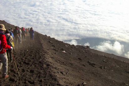 La mejor época para ascender el monte Fuji no es, quizá, la más recomendable, debido al gran gentío que la asedia en verano. Pero el mejor momento siempre es el amanecer, cuando se puede ver salir el sol por encima de las nubes tras cuatro horas y media de escalada.