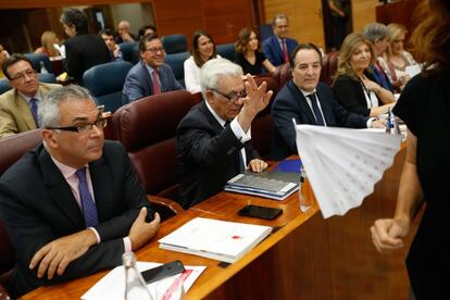 El consejero de Sanidad rechaza un abanico de papel en el Parlamento regional.