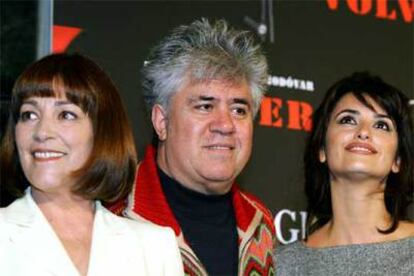 Pedro Almodóvar, entre Carmen Maura (a la izquierda) y Penélope Cruz.