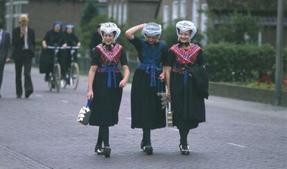 Calvinistas holandesas con trajes tradicionales.