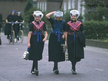 Calvinistas holandesas con trajes tradicionales.