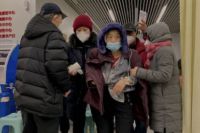 Pacientes con covid en los pasillos del hospital de Tianjin, este miércoles. 