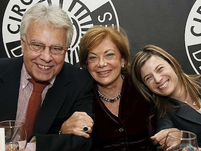 El ex presidente Felipe González, junto a Amparo Rubiales, autora del libro <i>Una mujer de mujeres</i>, y Bibiana Aído, ministra de Igualdad.