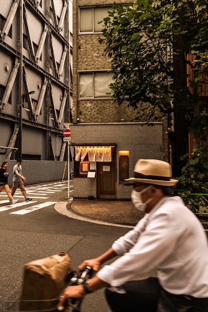 El minsculo restaurante Ginza Hachigo tiene una estrella Michelin y solo sirve a seis comensales. 