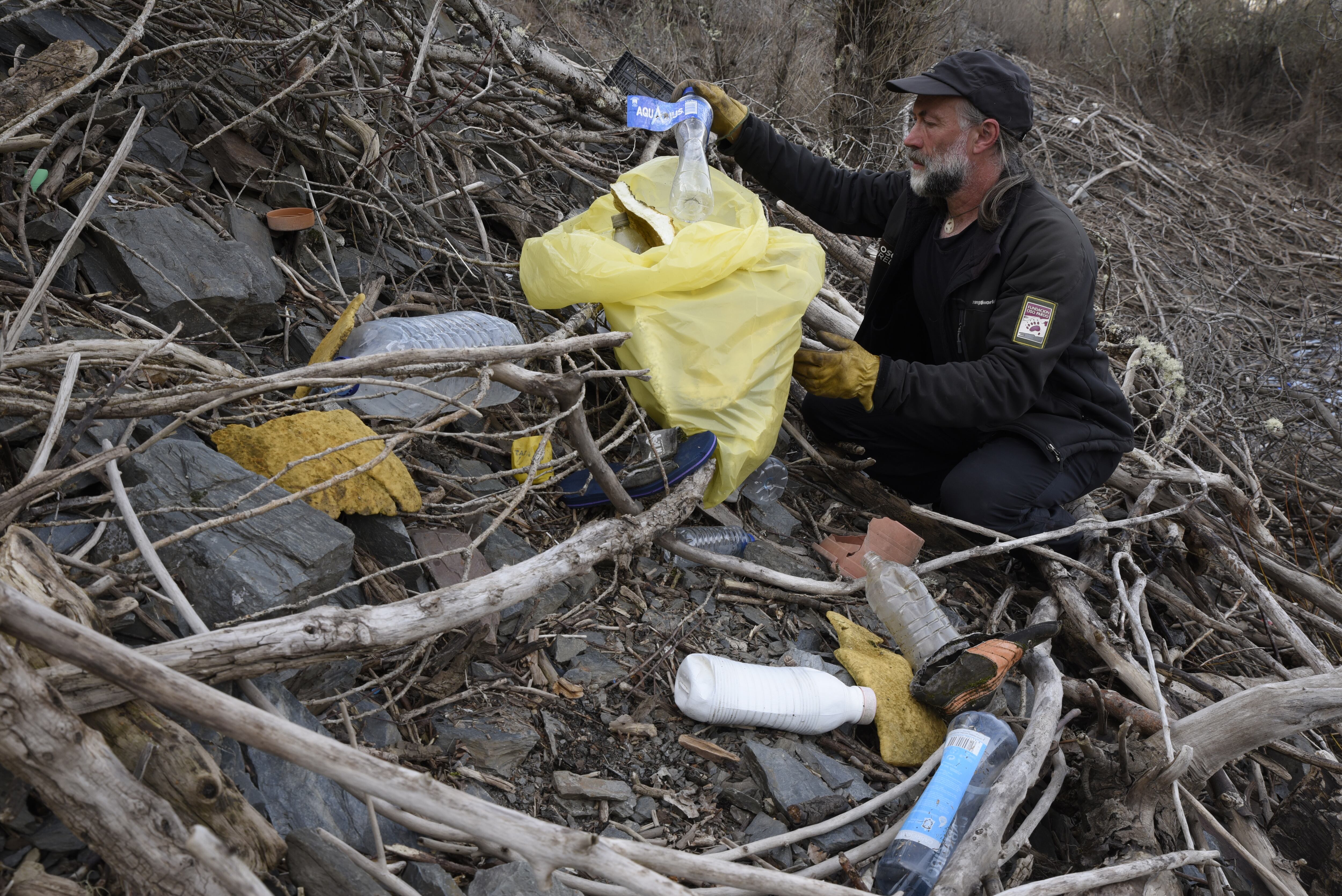 Luis Fernández, durante una recogida de basura cerca del Embalse de Las Rozas (Villablino, León). 