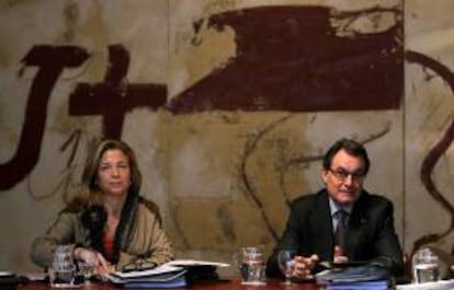 El presidente de la Generalitat, Artur Mas (d), junto a la vicepresidenta, Joana Ortega (i), durante una reunión del gobierno de Cataluña.