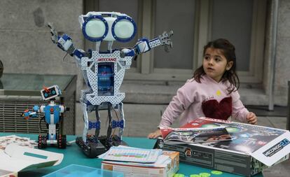 Una ni&ntilde;a junto a dos de los robots mostrados en &#039;Me gusta jugar&#039;.