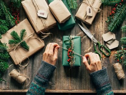 De la caja reciclada al papel de semillas: la moda busca la forma de que hasta el envoltorio de nuestra ropa sea sostenible