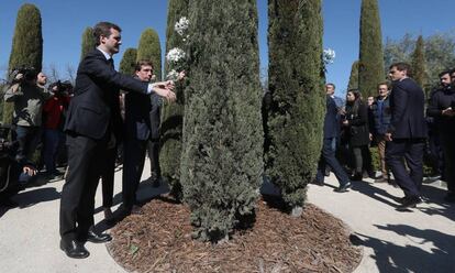 Pablo Casado, durante el homenaje a las victimas del 11-M en el parque del Retiro, en Madrid. 