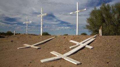 Cruces en recuerdo de migrantes muertos que intentaron llegar a Estados Unidos situado en una carretera en el estado de Sonora, en México.