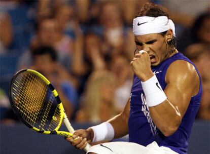 Nadal celebra su victoria ante Lapentti, que le convirtió en el mejor tenista mundial.