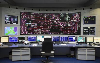 Centro de control de redes eléctricas en la sede central de la compañía en Madrid.