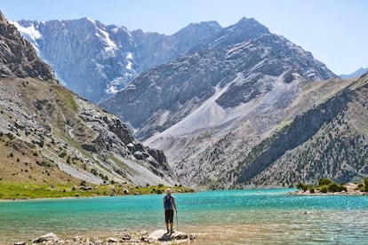Un senderista junto al lago Kulikalon, en las montañas Fann, en Tayikistán.