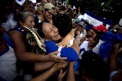 Ana Julia Urbina, madre del líder opositor Yubrank Suazo, llora al abrazar su hijo tras ser liberado y llevado a casa por guardias del Sistema Penitenciario Nacional en Masaya (Nicaragua), el 11 de junio de 2019. Decenas de presos políticos fueron liberados este martes en Nicaragua, bajo la polémica Ley de Amnistía aprobada con urgencia el fin de semana por la Cámara legislativa, a petición del presidente Daniel Ortega.