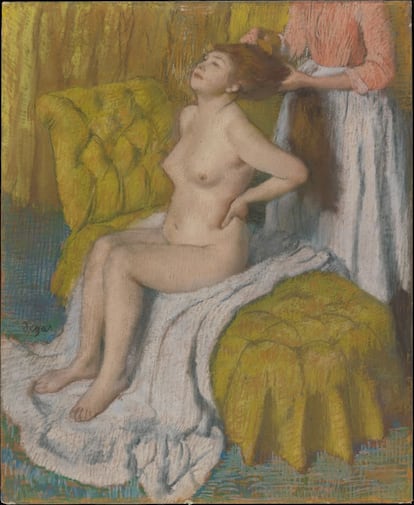 Una mujer se lava el pelo en una pintura de 1886.