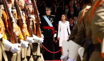 Los Reyes de España durante la parada militar en la Puerta de los Leones del Congreso.