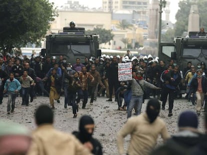 Opositores y partidarios del Gobierno se enfrentan en El Cairo.