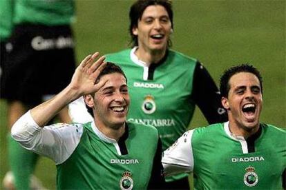 Los jugadores del Racing celebran el primer gol de su equipo, marcado por Damiá.