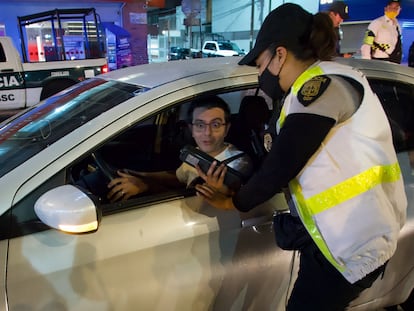 Una policía realiza una prueba de alcoholemia a un conductor, en Ciudad de México, en diciembre de 2022.