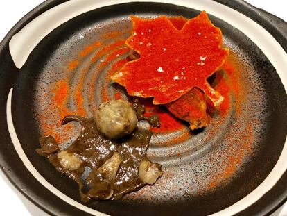 CODORNIZ A LA PLANCHA CON HUEVO DE SUS INTERIRORES, BAJO HOJA DE TOMATE / CAPEL