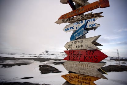 Flechas de madera muestran la distancia a diferentes ciudades cerca de la estación Escudero en la Isla Rey Jorge, Antártida.