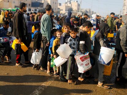 Niños palestinos hacían fila el jueves para recibir agua potable en Rafah, en el sur de la franja de Gaza.