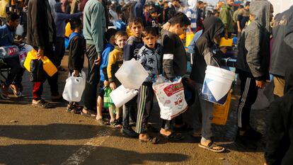 Niños palestinos hacían fila el jueves para recibir agua potable en Rafah, en el sur de la franja de Gaza.