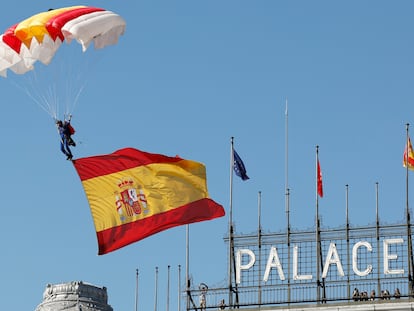 MADRID, 12/10/2023.- La cabo Mari Carmen Gómez Hurtado desciende la bandera al inicio del desfile del Día de la Fiesta Nacional en Madrid, presidido por los reyes, en el que participan 4.177 militares, 86 aviones y helicópteros y 142 vehículos terrestres. EFE/ Chema Moya
