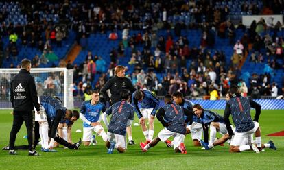 Los jugadores del Real Madrid durante el calentamiento antes del partido.