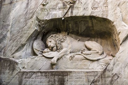 Con 10 metros de ancho por 6 de alto y excavado en la roca, 1,4 millones de personas visitan al año el león de Lucerna, uno de los iconos de la ciudad.