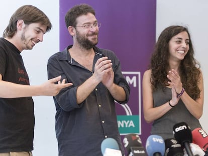 De izquierda a derecha, los diputados Joan Giner, Albano Dante Fachin y Alba garcía, miembro también de la candidatura.