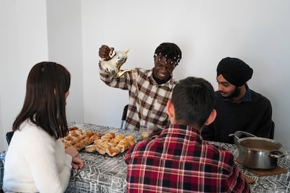 Piso de menores migrantes tutelados en un municipio del Vallès Occidental.