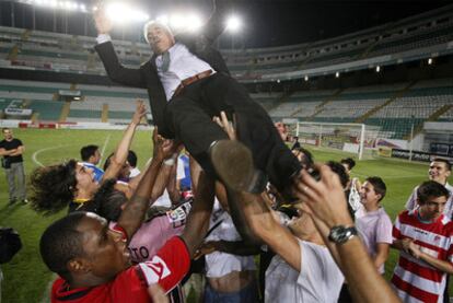 Los jugadores del Granada mantean a su entrenador, Fabri González, tras consumarse el ascenso.