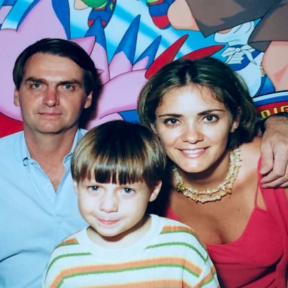 Jair Bolsonaro, Renan Bolsonaro e Ana Cristina Valle, em uma imagem compartilhada nas redes sociais da ex-esposa. 