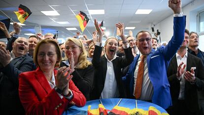 Líderes de AfD celebran los sondeos, este domingo en Berlín.