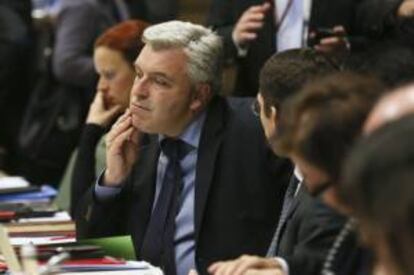 El titular francés de Pesca, Frederic Cuvillier (c), asiste al segundo día del Consejo de Ministros de Agricultura y Pesca de la Unión Europea (UE) celebrado en la sede de la UE, en Bruselas.