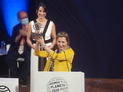 Eva García Sáenz de Urturi, con el Premio Planeta, esta noche en Barcelona.