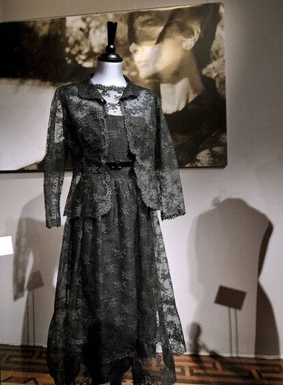 El vestido de cóctel negro que Audrey Hepburn usó en la película <i>Como robar un millón</i> ha sido la prenda mejor valorada en la subasta celebrada por Christie's en Londres. El comprador ha adquirido el vestido, del diseñador Givenchy, por 55.400 euros. La puja por los 36 trajes y complementos de la actriz ha recaudado 232.650 euros, mucho más de lo esperado por los organizadores.