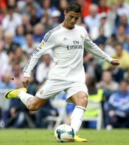 Cristiano Ronaldo golpea el balón en el partido ante el Málaga.