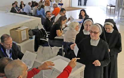 Un grup de religioses vota aquest diumenge a Santiago de Compostel·la.